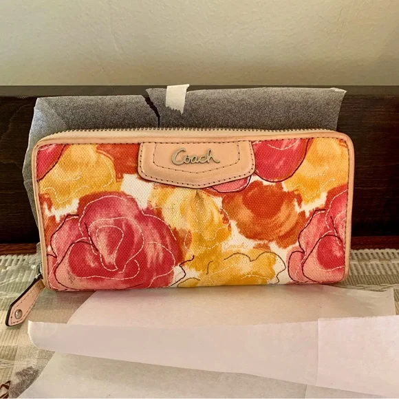 🌸Authentic Coach Ashley Floral Wallet🌸 (Matching bag avail in separate listing)✨ - Picture 1 of 6